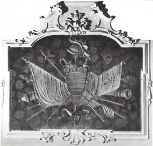 Stemma in stucco del Sodalizio, con bandiera, stendardo, raffigurante la giustizia, armi e il trofeo delle chiavi della città di Imola. 